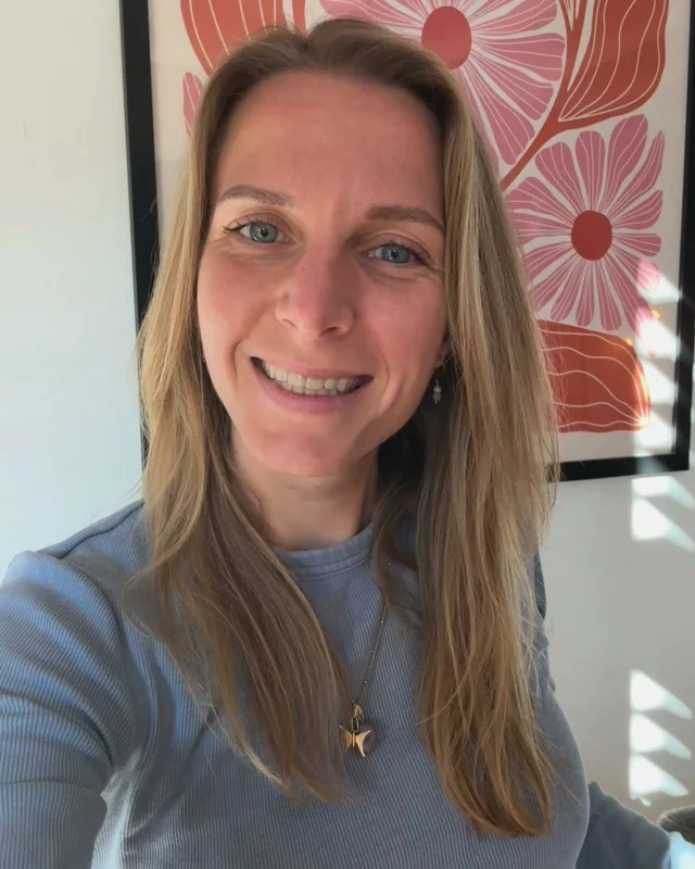 Vandaag bestaat mijn bedrijf EEN JAAR! ✨🎊 Wat een jaar is het geweest. Vooral wat mijn persoonlijke ontwikkelingen betreft. Van 2 lieve mensen waarvan ik sowieso enorm veel geleerd heb leerde me ook dat als je als zelfstandige aan je bedrijf wil werken, dit bij jezelf begint 🙏🏻 En ik ben trots. Op mijn reis, op mijn groei en op mijn bedrijf! 🚀 

Ik word opgeroepen om te gaan staan, mezelf te laten zien. Ik heb wat te doen hier op aarde en de boodschap die ik telkens weer krijg is ‘shine your light’ ✨ Dus dat doe ik. En door het mooie werk dat ik mag doen als trainer en opsteller help ik jou ook met heel veel liefde om joúw licht te vinden en te laten schijnen 🥰 

Nu betekent mijn naam óók nog eens ‘licht’ dus hoe duidelijk wil je het hebben…. Als je mijn insta voortaan zoekt: Shine your light 🌸

Veel liefde 💜
