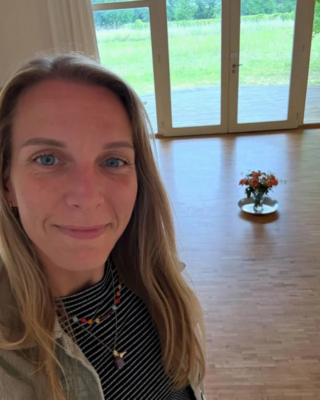 Deze week stond voor mij weer in het teken van het opstellingenwerk met maar liefst 3 opleidingsdagen voor de groep bij de practitioner en de master familie en organisatieopstellingen van Ynnergy.

En als er iets is wat deze week keer op keer naar voren kwam in verschillende opstellingen, is het wel dat álles gezien wil worden.

Wat leeft er in jou, wat speelt er in jouw leven, wat vraagt jouw aandacht? 

En kijk je hier al écht naar? Ga jij dit aan? Of vind je dit misschien nog te spannend? 

Heel begrijpelijk. En toch is dit zó belangrijk.

Wij gebruiken vaak de metafoor van de strandbal die je onder water houdt. Dat gaat een tijdje goed, maar op een gegeven moment knalt die bal in volle hevigheid omhoog. 
En zo is het eigenlijk met alles wat gezien en gevoeld wil worden in jou. Als je het niet aankijkt, dan manifesteert het zich uiteindelijk op andere manieren in jou of in jouw leven. Dit kan van op allerlei manieren zijn denk bijvoorbeeld aan een lichamelijke klacht of ziekte, een burn out of een depressie. Allemaal in de hoop dat je daardoor in beweging komt, het aan gaat kijken.

En wat is het magisch als ‘alleen’ al dat aankijken gebeurt in een opstelling. Je ziet direct de shift. De rust. De verbinding. En dat gun ik iedereen 🙏🏻 Wat een prachtig werk om te mogen doen, zo blij word ik hier van 🥰

Als dit bij je resoneert, stuur me gerust een berichtje. Misschien is dit dan het moment voor jou om ook iets aan te gaan kijken in een familieopstelling. Ik denk graag met je mee! 💚
